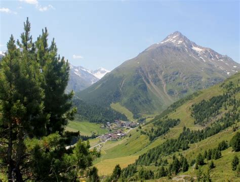 Die pension reinstadler ist das weiße haus ganz links am waldrand. Unterkunft im Bergsteigerdorf Vent im Ötztal