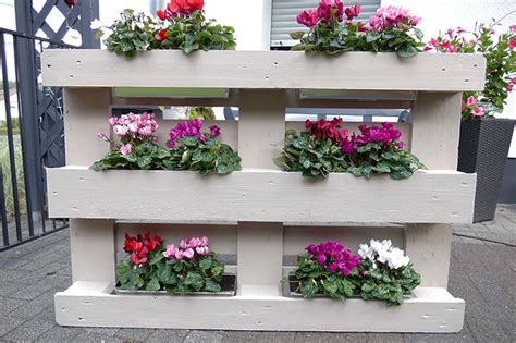 Am leichtesten lässt sich ein kinderbett aus holz bauen. Blumenregal aus Europaletten selber bauen | DIY Hochbeet ...