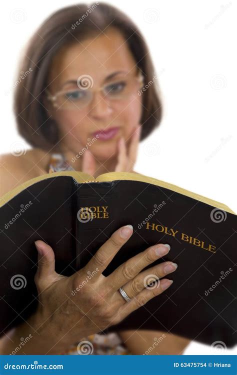 Biblia Hermosa De La Lectura De La Mujer Foto De Archivo Imagen De