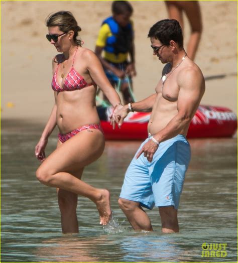 Photo Mark Wahlberg Wife Rhea Durham Show Off Their Hot Bodies In Barbados 03 Photo 4202904