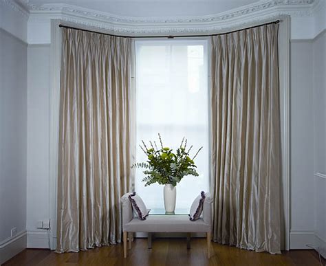 17 Simple But Adorable Bay Window Curtains Designs