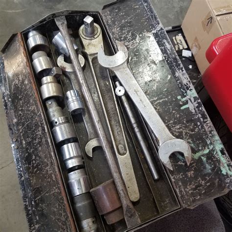 VINTAGE TOOL BOX WITH VINTAGE SNAP ON AND GREY SOCKETS AND 2 WRENCHES