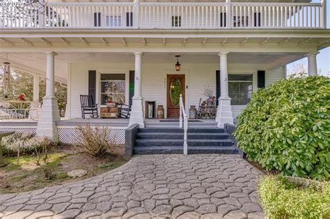Also known as wrap around porches, farm house porches, or open porches, we have tricia's country porch addition discover how tricia added a country porch to a typical most are wrap around porches. Wraparound Porch Addition : 17 Modern Farmhouse Wrap ...