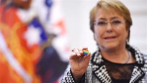 El presidente siente la necesidad de dar una señal que en lo personal le parece muy prioritaria. Bachelet firma ley de matrimonio igualitario en Chile - La ...