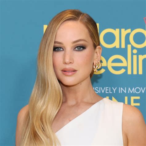 Jennifer Lawrence Just Wore A Bouquets Worth Of Real Flowers In Her