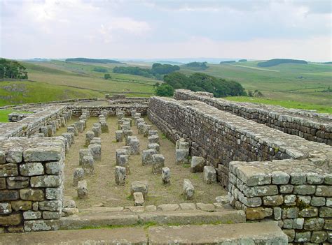 Pembinaan tembok pertahanan bertujuan untuk melindungi tamadun rom daripada serangan musuh. Vindolanda Hadrians Wall | Vindolanda: fortification in ...
