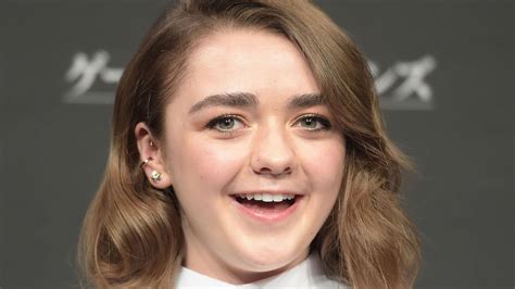 Maisie Williams Just Dyed Her Hair Midnight Blue And Its Beautiful