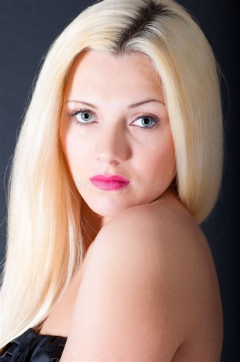 Pi Kny Blond Kobieta Portret I Prosty D Ugie W Osy Obraz Stock Obraz