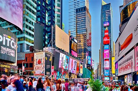 Der Times Square Hier Schlägt Das Herz Von New York