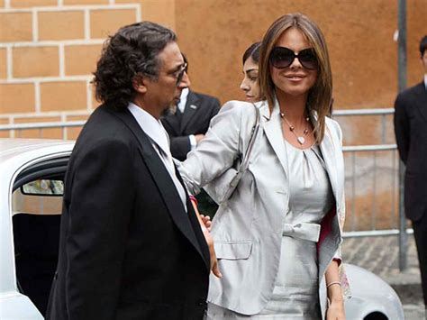 Partecipa infatti a ben 5 edizioni di fantastico, salvo poi intuire che quella non era la sua strada e decidere pertanto di virare su quella di manager dei vip. Lucio Presta compagno Paola Perego, chi è? Vedovo, prima ...