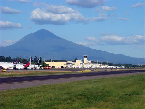 The airport in san salvador is very small and is accessible from the capital. Aeropuerto de El Salvador, Aeropuerto Internacional de El ...