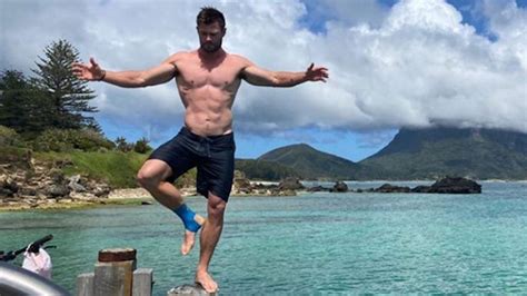 Watch Access Hollywood Interview Chris Hemsworth Shows Off Ripped Abs