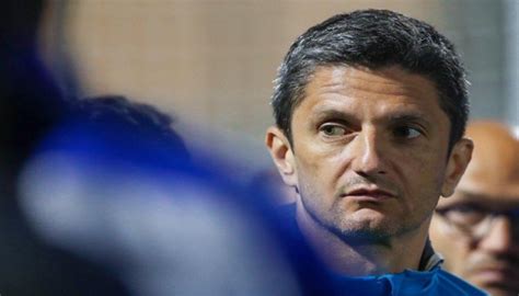 بات الروماني رازفان لوشيسكو، المدير الفني للفريق الأول لكرة القدم بنادي الهلال، يملك الفرصة ليحفر اسمه بحروف من ذهب في تاريخ الهلال، في غضون شهور قلائل. مدرب الهلال السعودي يشبه مواجهة الترجي بالمباريات النهائية