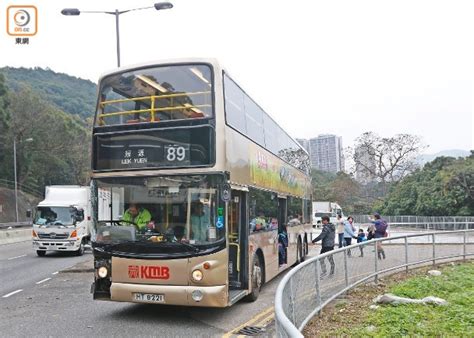 西貢公共運輸交匯處（sai kung public transport interchange），位於新界西貢區西貢市中心福民路與惠民路交界處以東，鄰近西貢公眾碼頭及西貢新公眾碼頭，設有露天平行式巴士總站與專綫小巴總站。 獅隧公路4車撞 3學童2巴士客傷｜即時新聞｜港澳｜on.cc東網