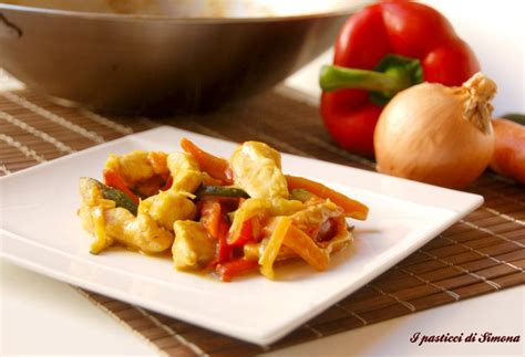 Sciogliete il curry e la paprika in una tazza di brodo e versare il tutto nella pentola. Petto di pollo al curry con verdure - I pasticci di Simona ...