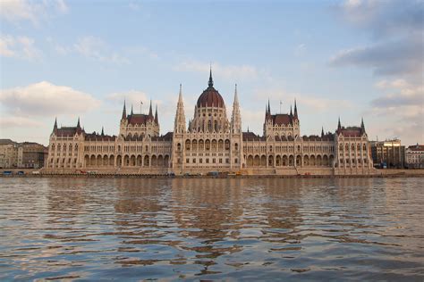 Буквально — «венгерская страна, страна венгров» (magyar (модёр) «венгерский/ая/ое» и ország (орсаг) «страна». Будапешт, город - Венгрия