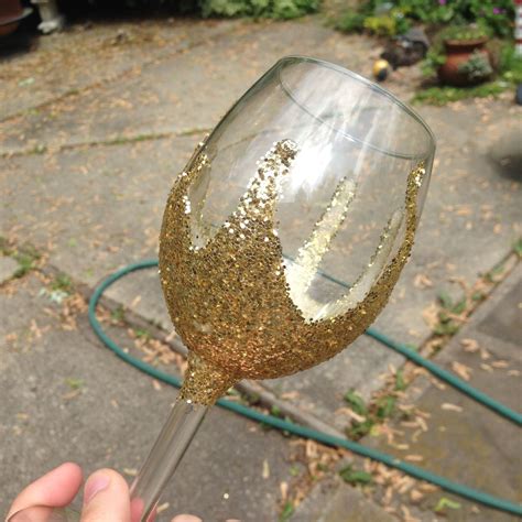 Pin By Laura Kemmerer Walizer On Wine Glasses Glitter Wine Glasses Diy Diy Wine Glasses