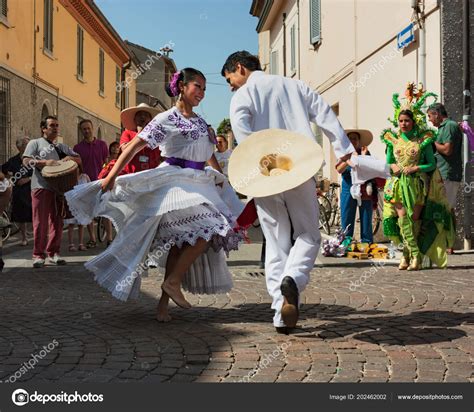 Ensemble Imagenes Peru Couple Peruvian Dancers White Dress Performs Traditional Stock
