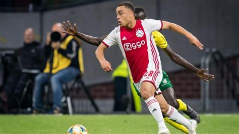 Footballer for @fcbarcelona and @usmnt. Ajax defender Sergino Dest chooses to play for US national team - TSN.ca