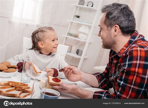 Padre E Hija Desayunando — Fotos De Stock © Vitalikradko