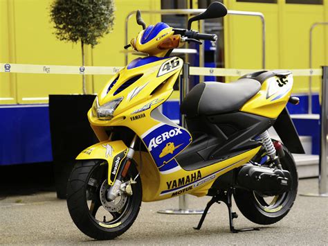 Al momento de facilitar a yamaha sus datos, el usuario presta expreso consentimiento para que tales datos puedan ser utilizados por yamaha con fines publicitarios y de marketing en general, y para promociones propias o de servicios y productos de terceros. 2008 YAMAHA Aerox R Race Replica scooter pictures