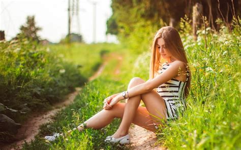 Online Crop Woman Wearing Black And White Striped Sleeveless Dress Sitting On Grass Field Hd