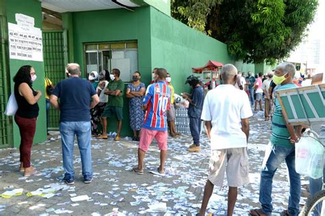 Ruas Amanhecem Sujas Com Santinhos De Candidatos Em Salvador