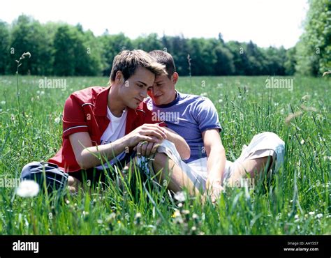 Portr T Des Jungen Homosexuell Paar Sitzen In Der Wiese Stockfoto Bild