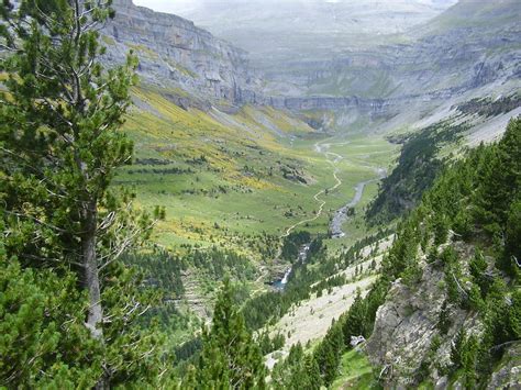 The national park of ordesa y monte perdido is located within the aragonese pyrenees and is one of the main highlights of the area. Senderos Almariya: 4. Senda de los Cazadores, cascada cola ...