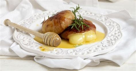 The combination of our tomino wrapped in a slice of speck is a winning one! Tomino con speck e miele: croccante e morbido, dolce e ...