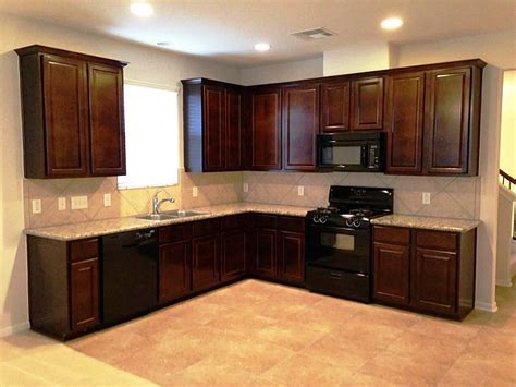 Choosing new cabinets for your kitchen remodeling project shouldn't be a chore. Kitchen cabinet color ideas with black appliances | Hawk Haven