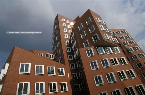 The building complex consisting of three separate buildings. Neuer Zollhof / Neuer Zollhof Düsseldorf / Gehry, Frank ...