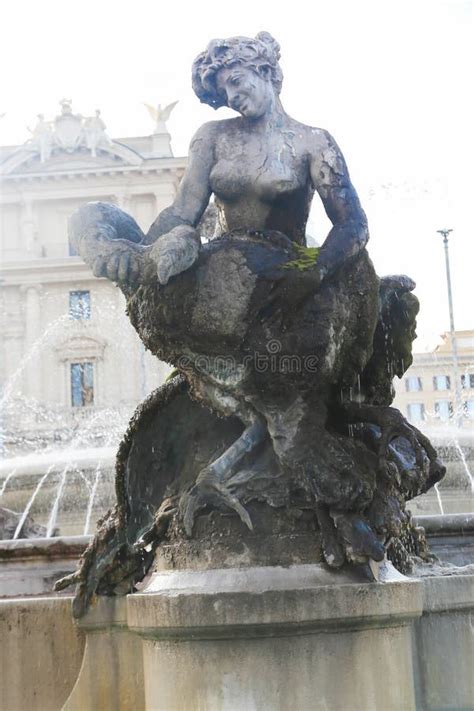 Fontana Con Le Statue Della Sirena A Roma Immagine Stock Immagine Di