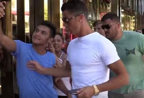 Cristiano Ronaldo Empuja A Un Fan En Su Visita A Beverly Hills