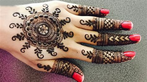 This design of flowers, leaves and paisleys is very creative and best suited for people. 20 Latest Easy Gol Tikka Mehndi Designs 2019 - SheIdeas