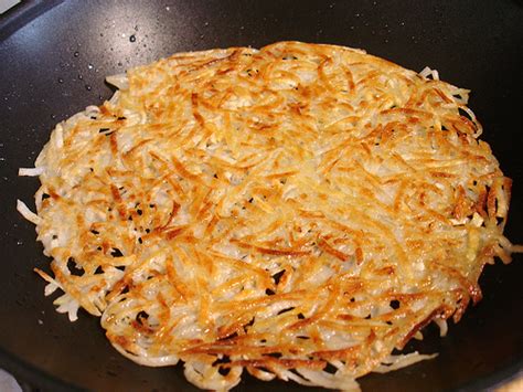 Incase you've attempting making hash browns in the past, and have been sorely disappointed in their often soggy, gummy texture, i've got good news for you! The Veg-Table: Perfect Homemade Hash Browns