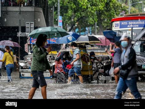 Manila Philippines 21st July 2021 People Wade Through The Flood Brought By Heavy Monsoon