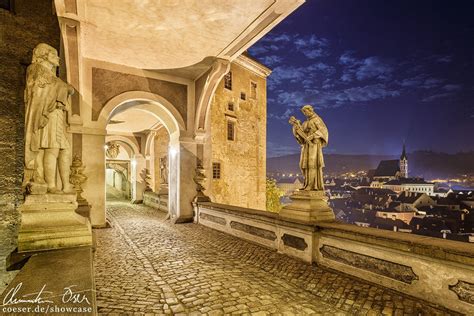 Weiter passiert der fluss die stadt český krumlov (krumau) und fließt tief unter der burg dívčí kámen (maidstein) vorüber. Mantelbrücke · Český Krumlov, Czech Republic