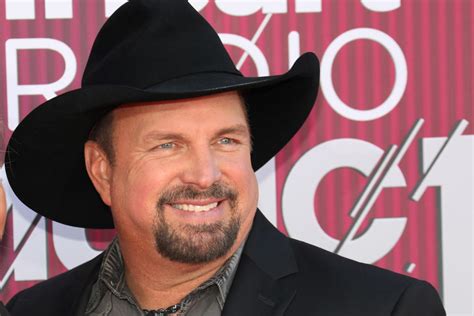 Garth Brooks On Why Hes Playing Dive Bars After Halting Stadium Tour