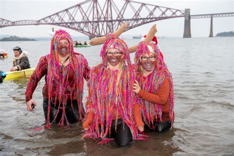 Loony Dookers Brave The Cold To Bring In 2020 With A Splash Stv News