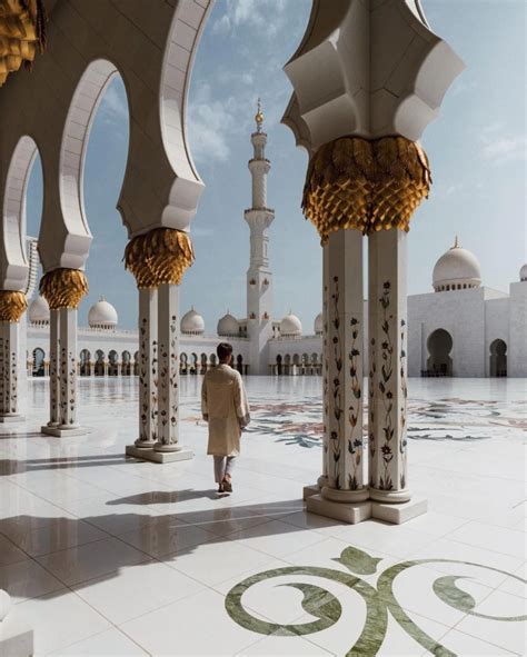 جامع الشيخ زايد في أبوظبي من أضخم الأعمال المعمارية التي تمزج بين
