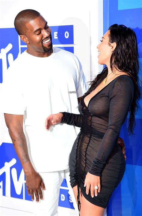 זה דבר אחד ללעוג לקים, אבל דבר אחר לגמרי להיות ביריון על פעוטה. בלי בושה: קים קרדשיאן (שוב!) עירומה