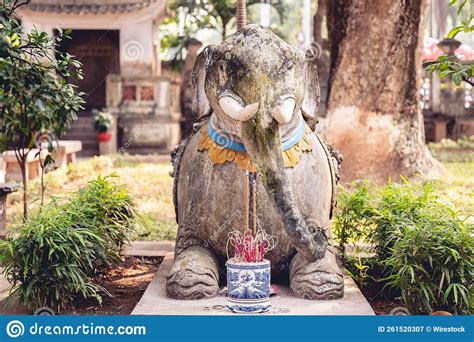 Escultura De Elefante De Altar Pedra Antiga Perto De Um Templo Hindu Imagem De Stock Imagem De
