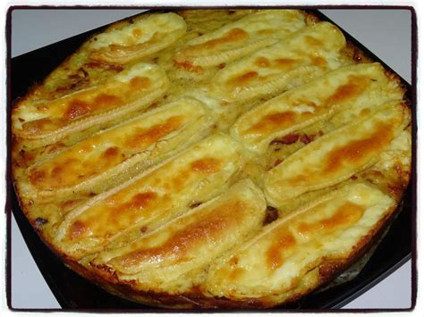 5 belles pommes de terre 1 oeuf + 1 jaune 200 gr de créme liquide comté en lamelle sel poivre noix de muscade pour la soupe. Tarte pommes de terre reblochon - Recettes faciles - Les ...