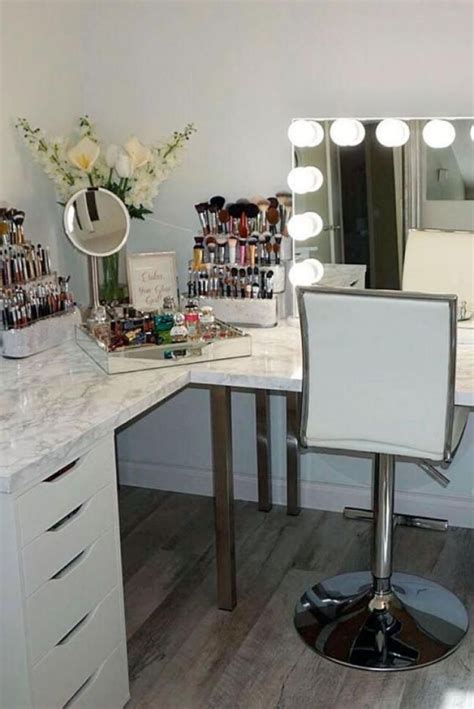 Here is another small vanity idea. 40 Creative Diy Makeup Vanity Design Ideas http ...