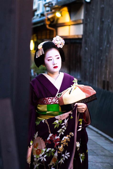 Maiko In Kyoto Japanese Culture Geisha Kyoto Snow White Disney