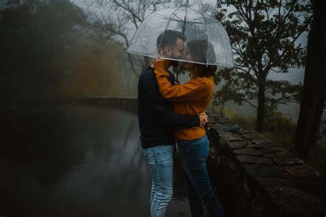 Download Couple In Rain Pictures