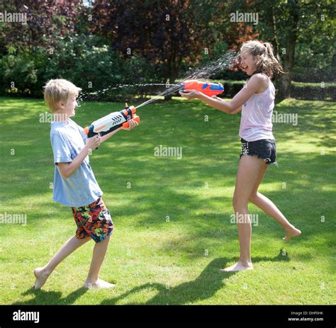 Bruder Und Schwester Spielen Kämpfen Mit Wasserpistolen In Garten