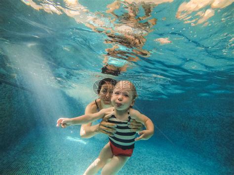 游泳池妈和她的孩子在游高清图片下载 正版图片504002685 摄图网
