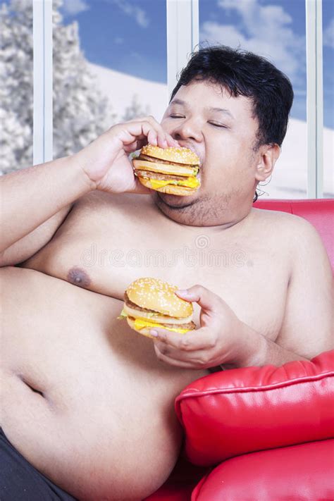 Dicker Mann Isst Zwei Hamburger Stockbild Bild Von Gluttony Haupt